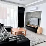 Luxury 2-floor With Private Swimming Pool * باراليمني